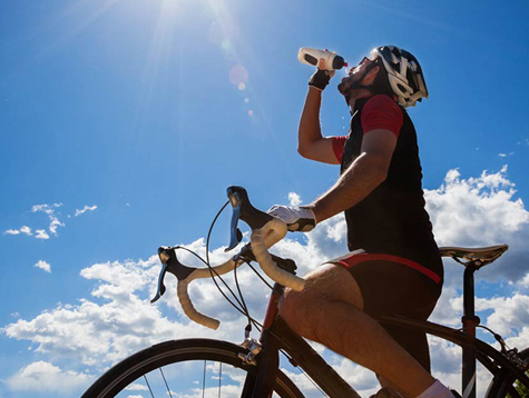 在炎热的天气里骑着电动自行车旅行必威体育官方网站