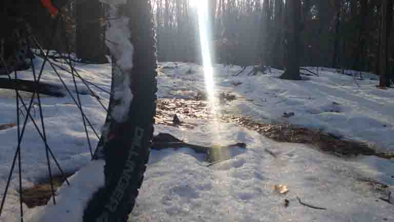 在雪地里骑着一辆笨重的自行车