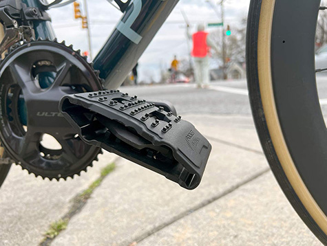 如何在没有踏板扳手的情况下拆卸自行车踏板